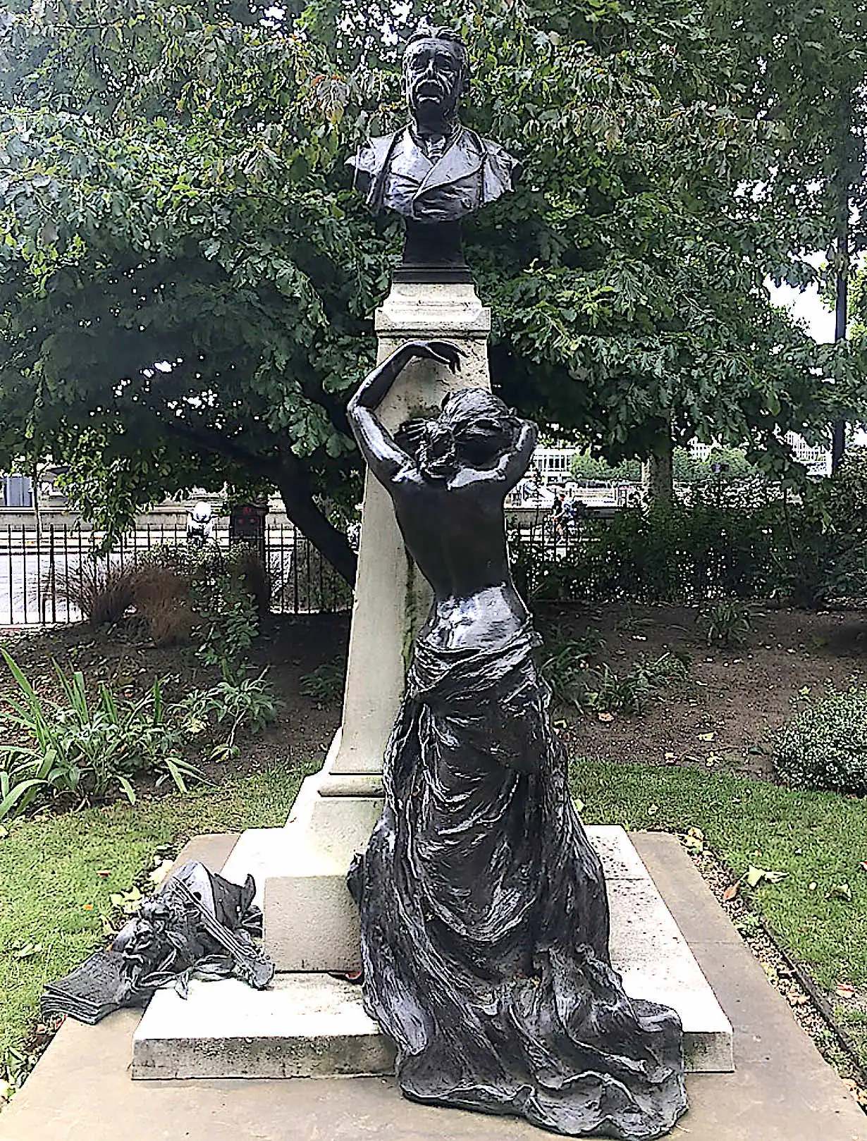 Memorial statue to Arthur Sullivan (of Gilbert & Sullivan)
