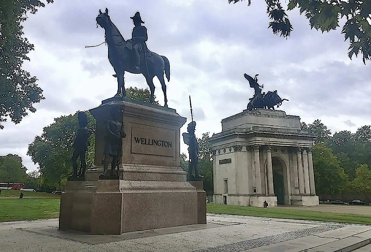 Duke of Wellington statue by the Triumphal Arch