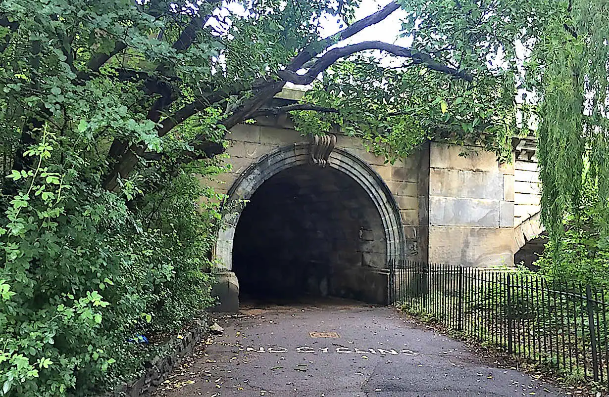 Tunnel under the road by the Serpentine lake