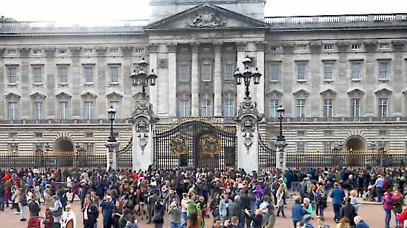 Crowd of tourists outside Buckingham Palace