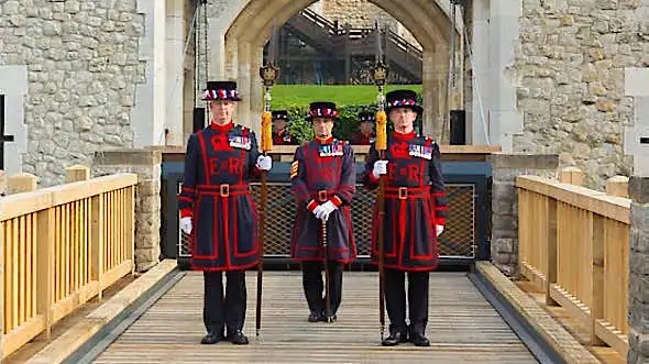 VIP Tower of London and Crown Jewels Tour with Private Beefeater Meet & Greet