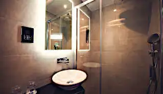 Best Western Plus Delmere Hotel bathroom