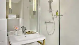 Citadines Barbican Hotel bathroom