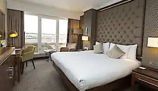 DoubleTree by Hilton Victoria Hotel bedroom