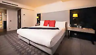 DoubleTree by Hilton Kensington Hotel bedroom