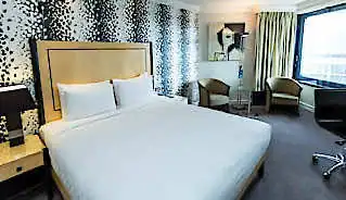 Hilton Metropole Hotel bedroom