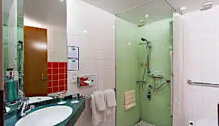 Holiday Inn Express Vauxhall Nine Elms Hotel bathroom