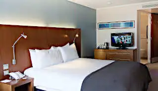 Holiday Inn Camden Lock Hotel bedroom