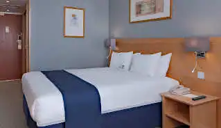 Holiday Inn Kensington Forum Hotel bedroom