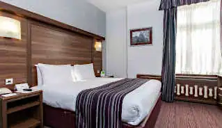 Holiday Inn Oxford Circus Hotel bedroom