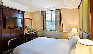 Hyde Park International Hotel bedroom