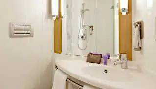 ibis Blackfriars Hotel bathroom