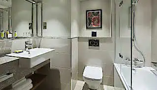 Marriott Kensington Hotel bathroom