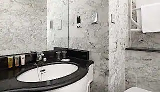 Millennium Knightsbridge Hotel bathroom