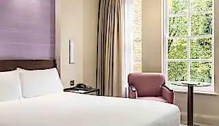 NH Kensington Hotel bedroom