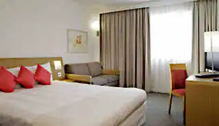 Novotel Greenwich Hotel bedroom