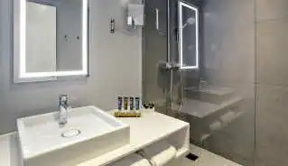 Novotel Waterloo Hotel bathroom
