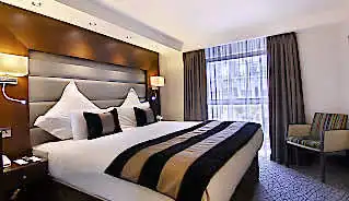 Park Grand Kensington Hotel bedroom