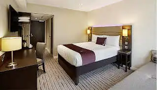 Premier Inn London City (Aldgate) Hotel bedroom