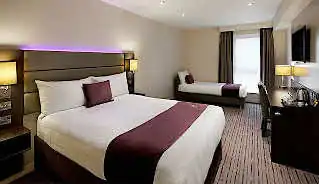 Premier Inn Holborn Hotel bedroom
