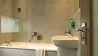 Radisson Blu Edwardian Sussex Hotel bathroom