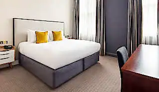 Radisson Blu Edwardian Vanderbilt Hotel bedroom