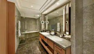 Shangri-La The Shard Hotel bathroom