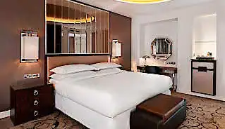 Sheraton Grand Park Lane Hotel bedroom