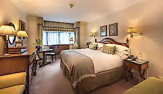 The Capital Hotel & Apartments Hotel bedroom