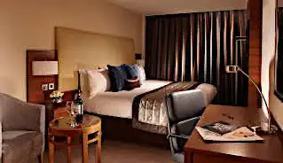 Thistle Trafalgar Square Hotel bedroom