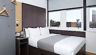 Z City Hotel bedroom